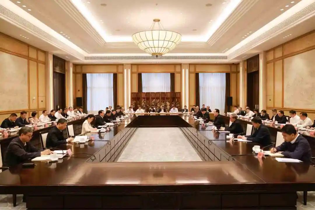 5月9日至10日,重庆市党政代表团在浙江考察。 图为9日下午,浙江·重庆经济社会发展合作交流座谈会在杭州举行。