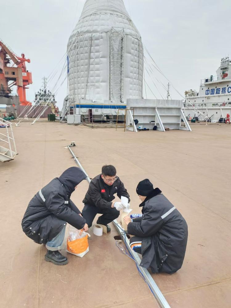 团队青年科研人员正在工作