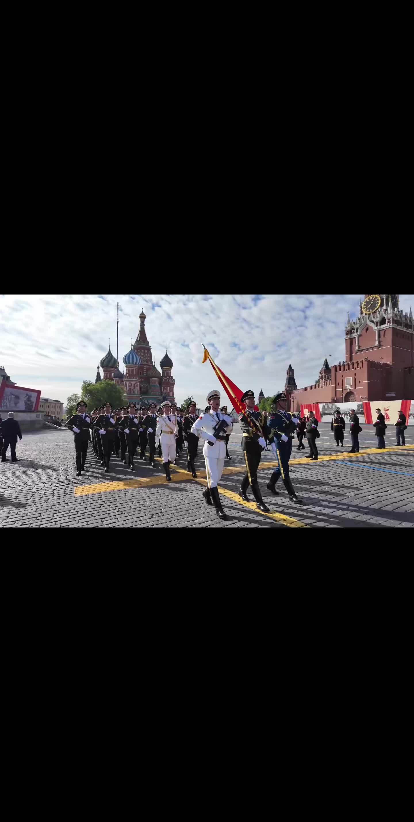 中国三军仪仗队在红场唱响《神圣的战争》 在5月7日红场阅兵彩排中，中国人民解放军三军仪仗队唱响苏联时期反法西斯战争歌曲《神圣的战争》，喊响了中俄友谊和世界和平的口号。#中国军人 #中国排面亮相莫斯科
