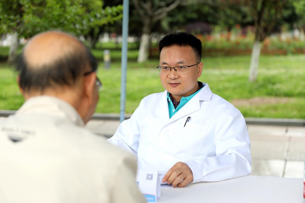 心外科周榕主任与参加义诊的患者交流