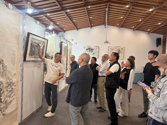 嘉宾观展