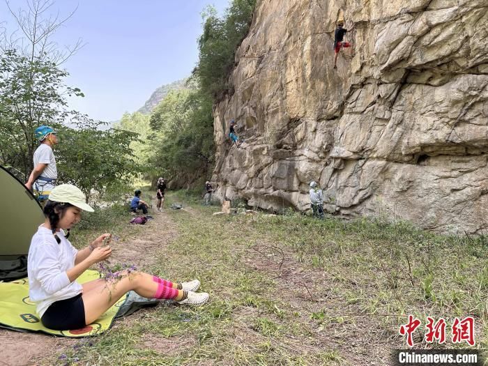 图为“五一”假期西安青年在近郊露营与攀岩。张一辰 摄