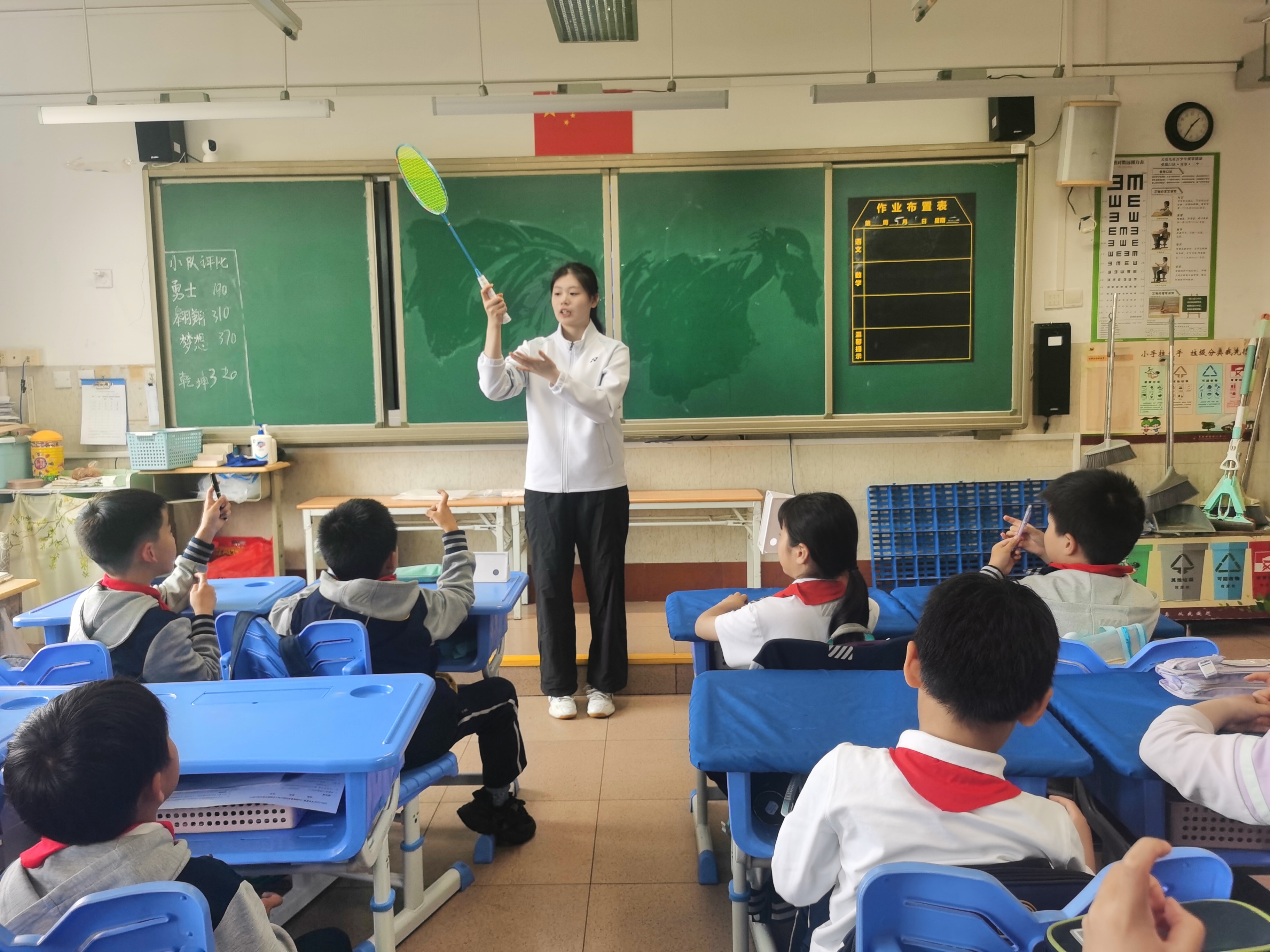 这场校园指导课燃爆了——国家健将陈玺如“羽毛球公益行”走进青岛市实验小学
