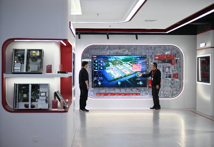 2025年3月19日,入驻雄安新区中关村科技园的一家科技型企业的工作人员在演示企业安全运营管理系统。新华社记者 牟宇 摄