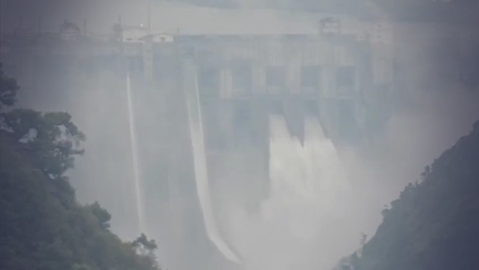 印度被关闭的水坝重新打开两道闸门放水