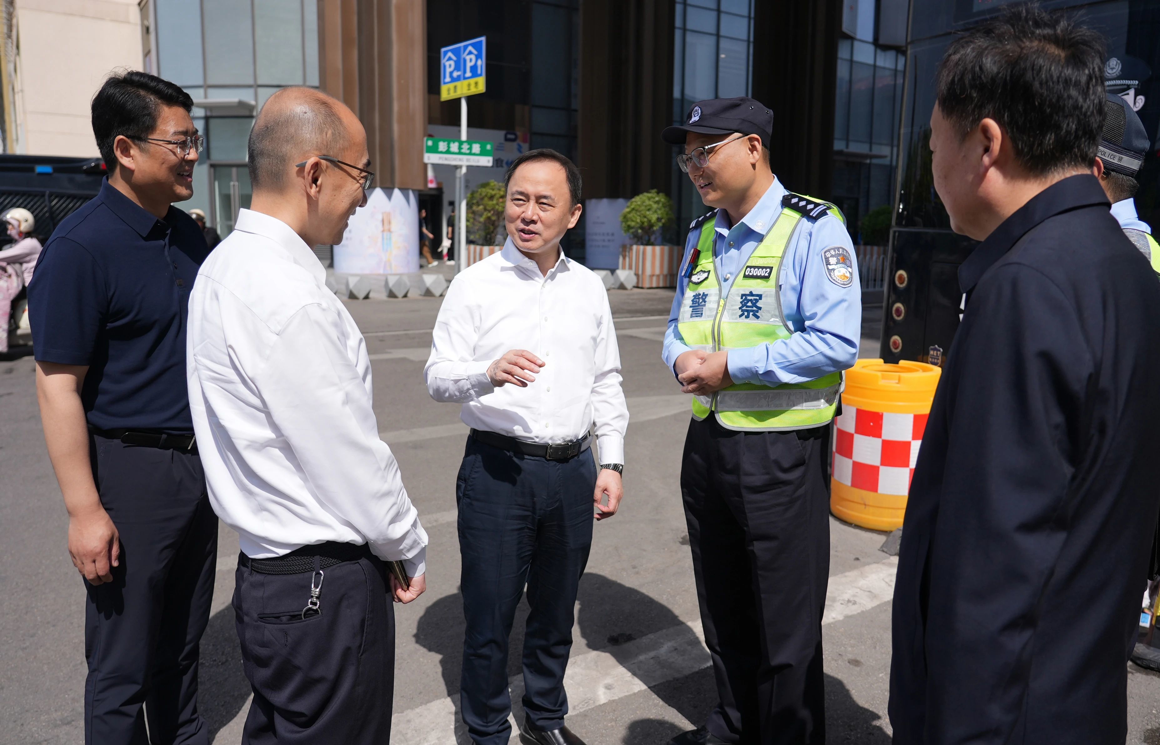 徐州市委书记宋乐伟看望慰问节日期间坚守岗位的工作人员