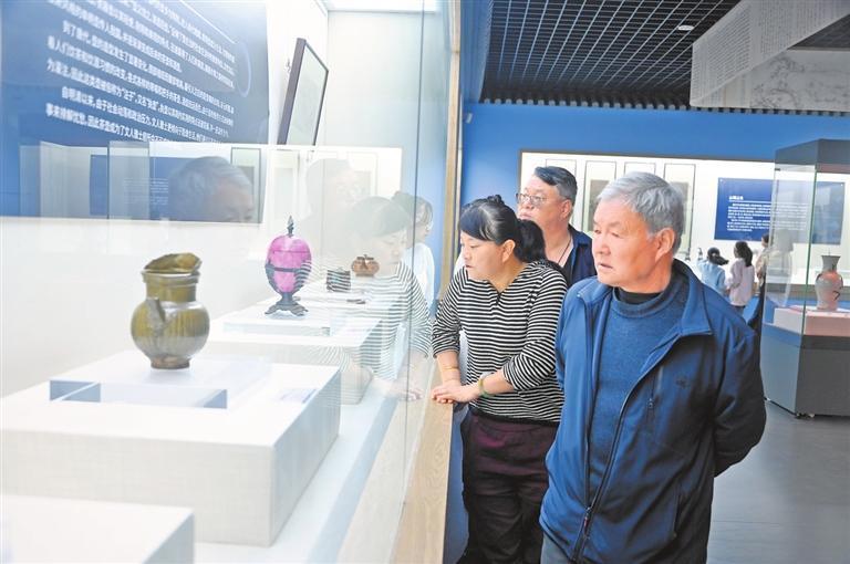 游客在陇西县博物馆参观游览,感受陇西地区深厚的历史文化底蕴,乐享假日时光。新甘肃·甘肃日报通讯员 张爱平