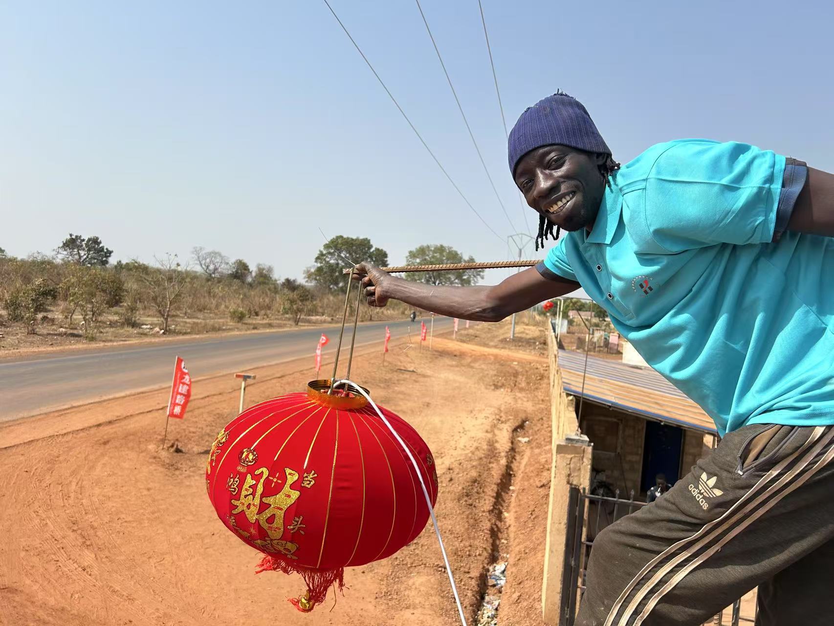 冈比亚当地人挂灯笼.jpg