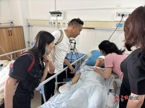 愛心人士在醫院看望童智武
