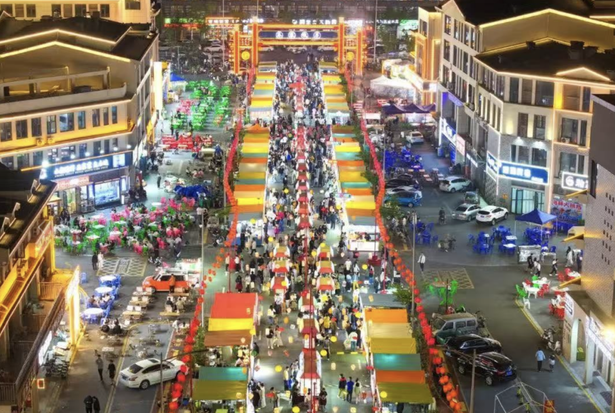 乔家墩子“这有海”星光市集的霓虹闪亮,热闹非凡。厉晓晨 摄