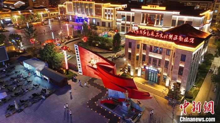 图为宁州古城秋收起义纪念广场,许多市民在此散步游玩。(无人机照片) 熊锦阳 摄