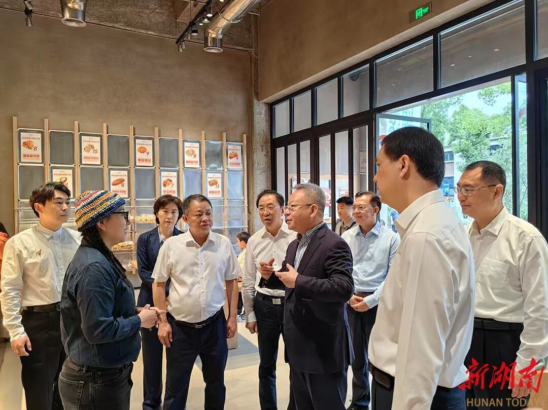 (5月4日,沈晓明来到锦秀拾光·0731街区调研。)