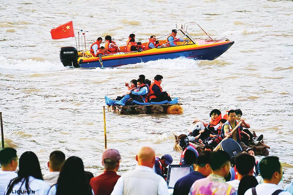 兰州黄河风情线游人如织,游客乘坐快艇、羊皮筏子欣赏美景。