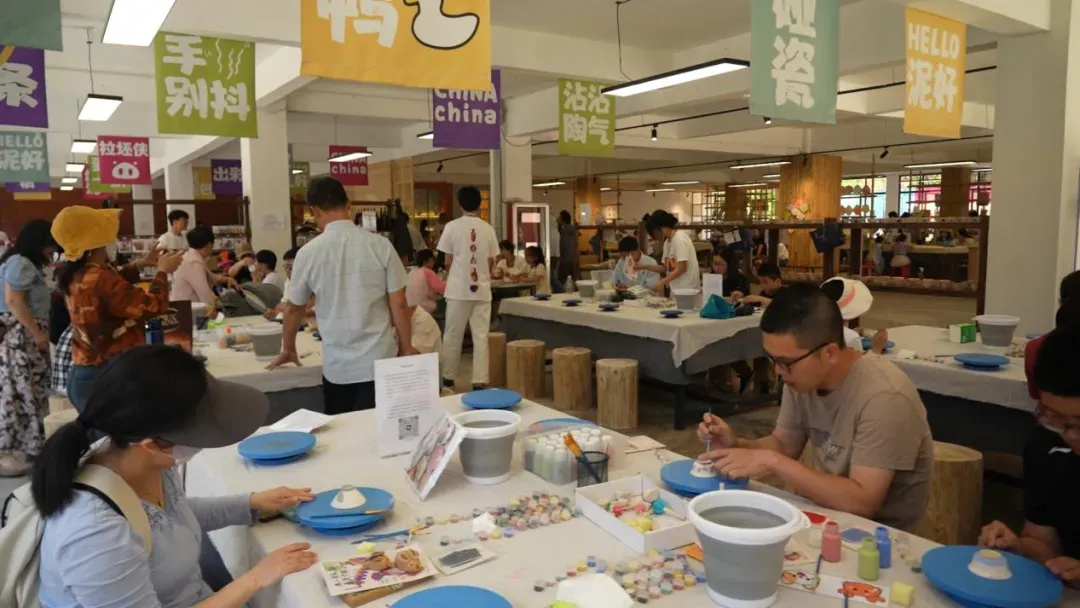 游客宁封窑体验瓷绘