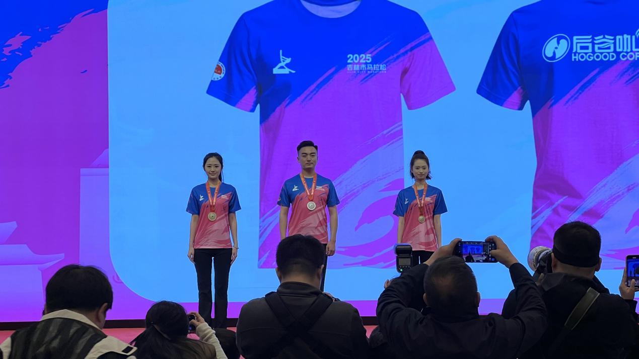 2025后谷咖啡·吉林市马拉松发布赛服和完赛奖牌。凤凰网吉林 董令辉/摄