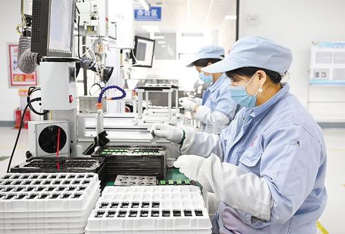 近日，河北初光汽车部件有限公司工人在生产汽车电子部件。本报记者 史晟全摄