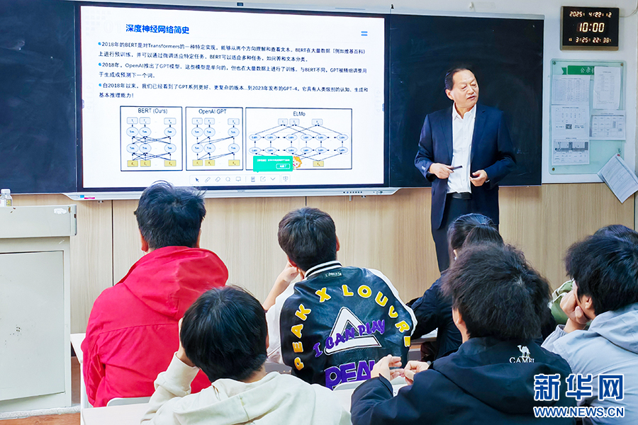 西京学院人工智能专业教授程国建给学生授课。尚磊 摄