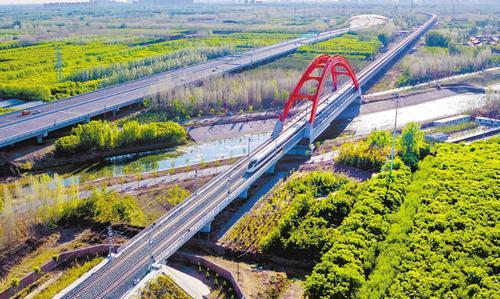 5月3日，一列复兴号动车组列车驶过怀兴城际廊兴段跨龙河简支拱桥。 本报记者 赵永辉摄