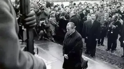 1970年12月勃兰特在华沙犹太区起义纪念碑前下跪，联邦德国从此站了起来