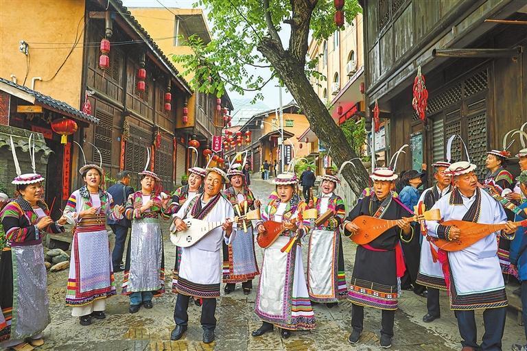 在文县铁楼藏族乡草河坝村白马山寨,土琵琶弹唱表演吸引游客驻足观赏。新甘肃·甘肃日报记者 冯乐凯