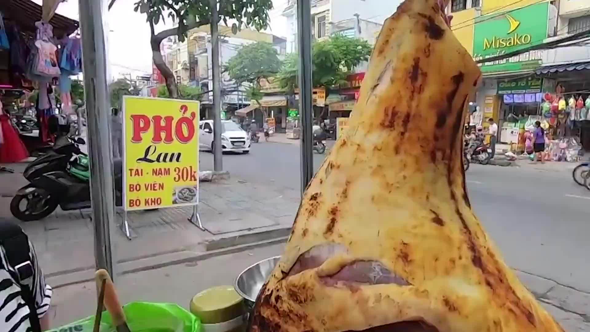 广西“最怪肉”，水牛腿烤半熟还能卖50块一斤，摆摊不够卖的