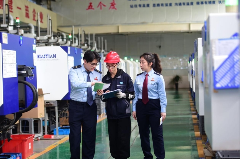 图为南皮县税务局在沧州惠邦机电产品制造公司走访，为企业人员提供政策解读服务。