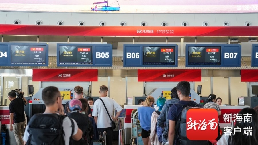海口至伦敦首航航班旅客有序办理值机手续。海南航空供图