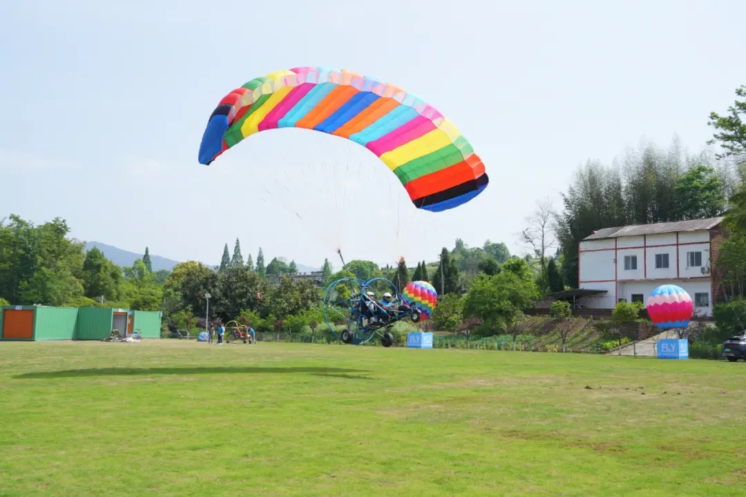 5月1日,重庆·梁平低空飞行营地,游客在体验动力滑翔伞。