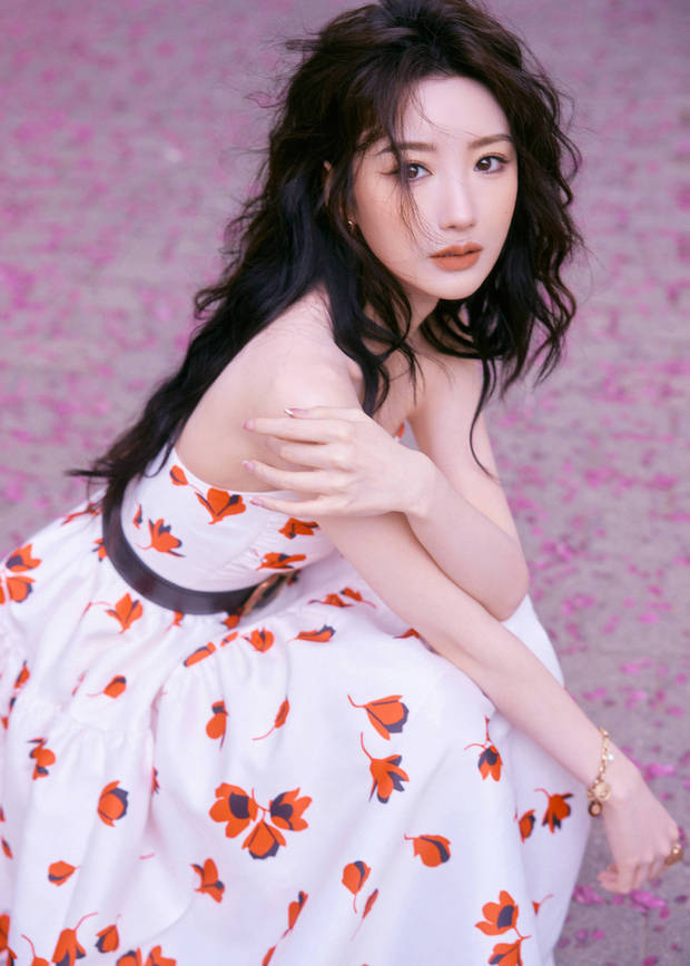毛晓彤穿印花裙甜美似少女。