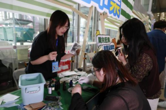 在医院逛“市集” 让“烟火气”融入“健康疗愈”