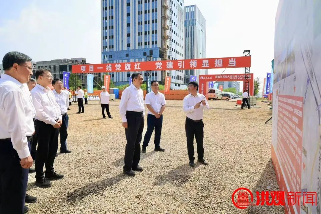 南昌英雄大道快速化改造工程項目黨支部授旗活動舉行 李紅軍為項目黨支部授旗