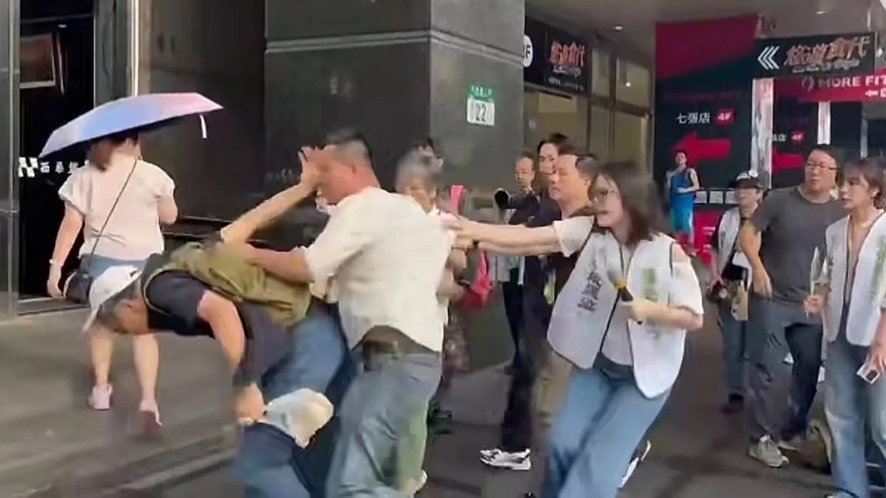 台湾老翁反罢免竟遭绿营男子殴打，赵少康：民进党可以这样子吗？