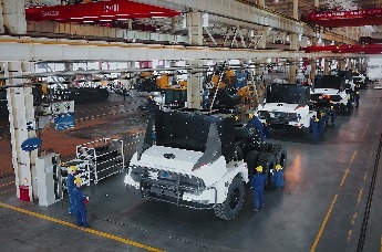 全球首次！百台无人纯电动矿卡正式投入运营