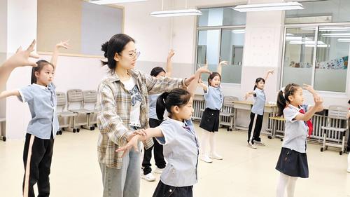 5月14日，石家庄市草场街小学开展“家校共育360°少年——家长进课堂”系列活动。图为该校槐安校区一位学生家长给学生们带来一堂舞蹈课。 本报记者 陈 华摄