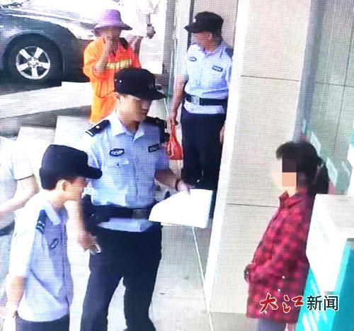 民警在劝阻肖女士转账