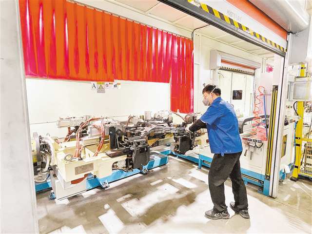 重庆建雅汽车零部件有限公司生产车间内，工作人员正在进行焊接作业。记者 周传勇 摄/视觉重庆