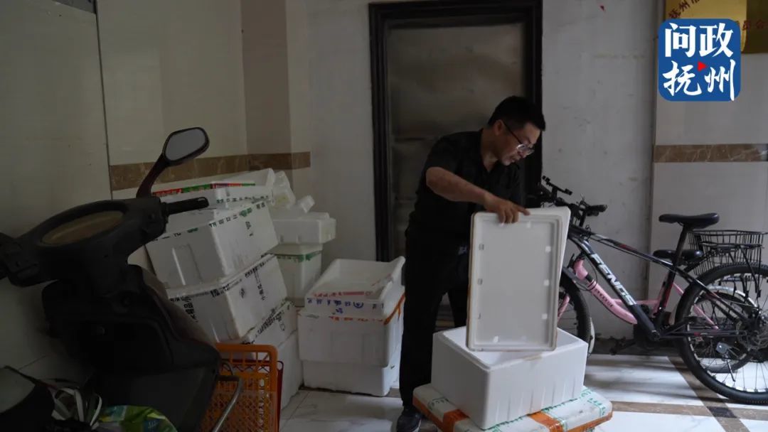 ▲小区物业工作人员正在清理楼栋里的杂物