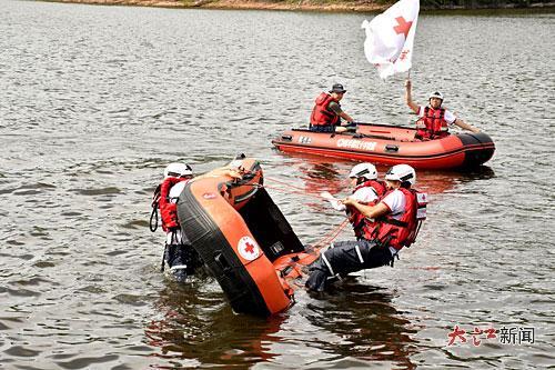 5月10日下午,抚州市南丰县红十字救援队在蜜橘湖举办了一场水上应急救援演练。大江网视觉江西袁荣生摄