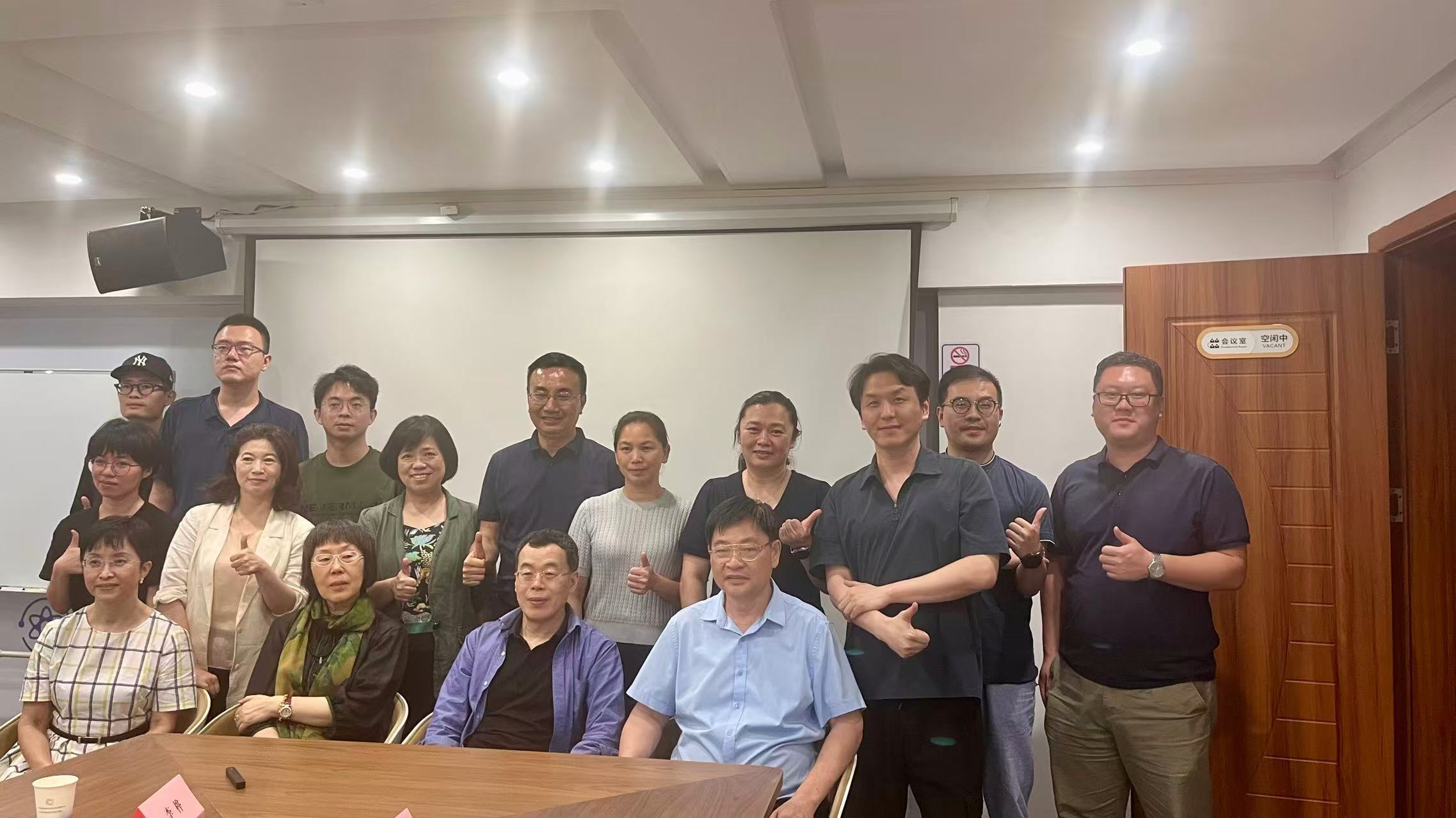 图：研讨会现场，与会嘉宾合影留念。（广东省心理健康协会供图）
