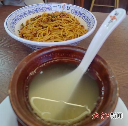 “一勺乡愁”的拌粉和瓦罐汤。