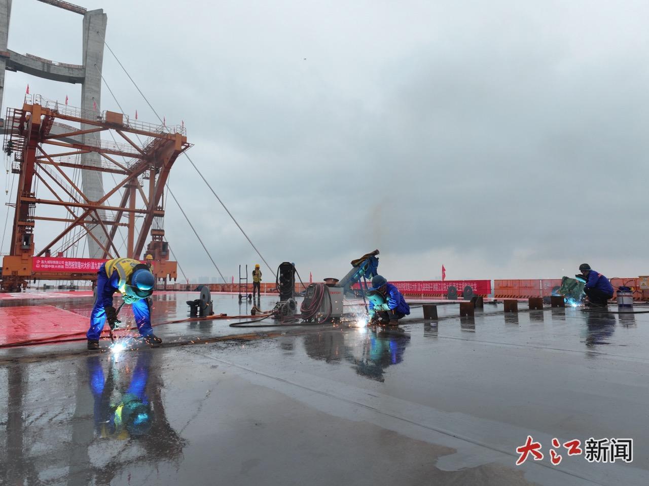 工人正在隆兴大桥进行桥面焊接作业。张学东 摄
