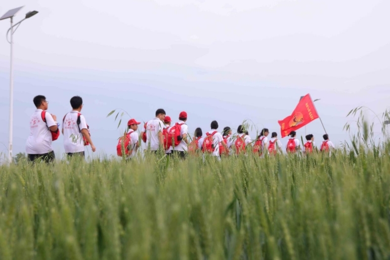 河间英华学校“微长征”：脚步丈量信念，青春书写华章