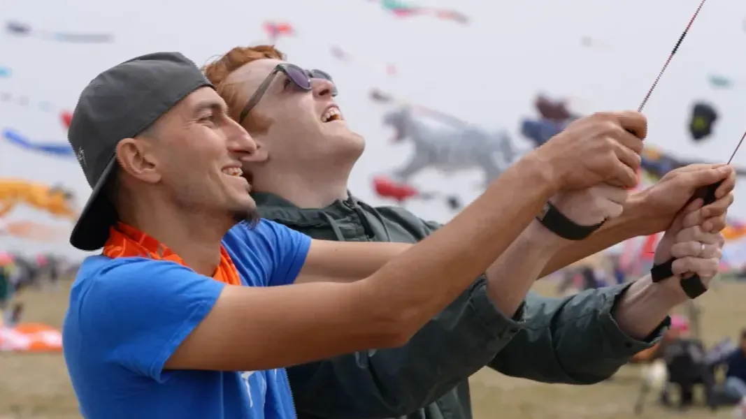 在风筝界的“奥林匹克”中，观察员彭望龙如鱼得水，和外国选手打得火热