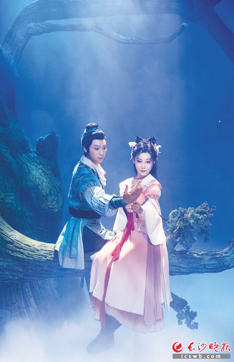 　　《新刘海砍樵》在演出形式上大胆创新。资料图片