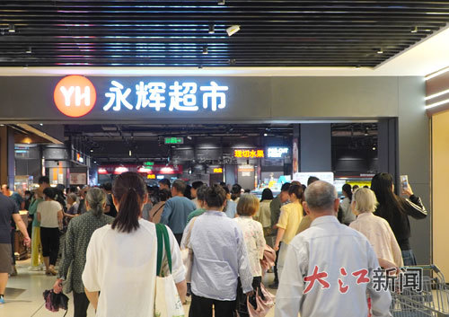 众多顾客前来体验