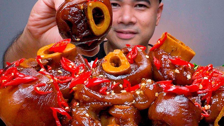 香辣红烧牛蹄子，非常有嚼劲，满满的骨胶原，吃起来真香