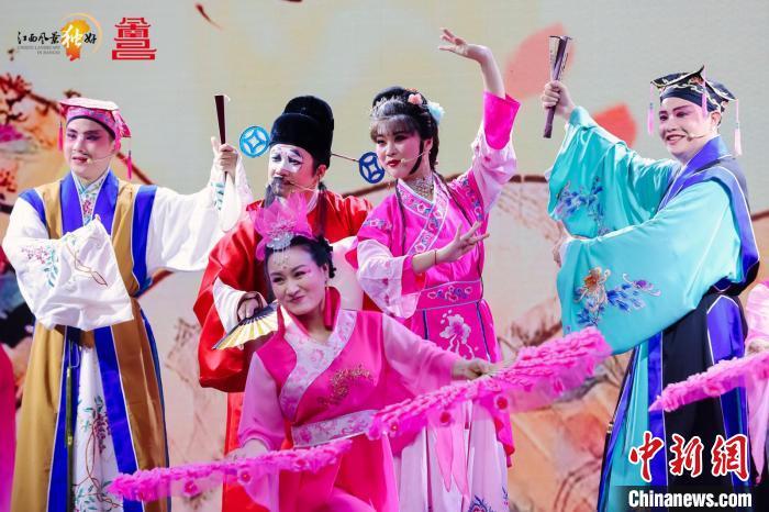 圖為2025“5·19中國旅游日”江西分會場暨倒計時城市(南昌)活動現(xiàn)場的采茶戲表演。　主辦方供圖