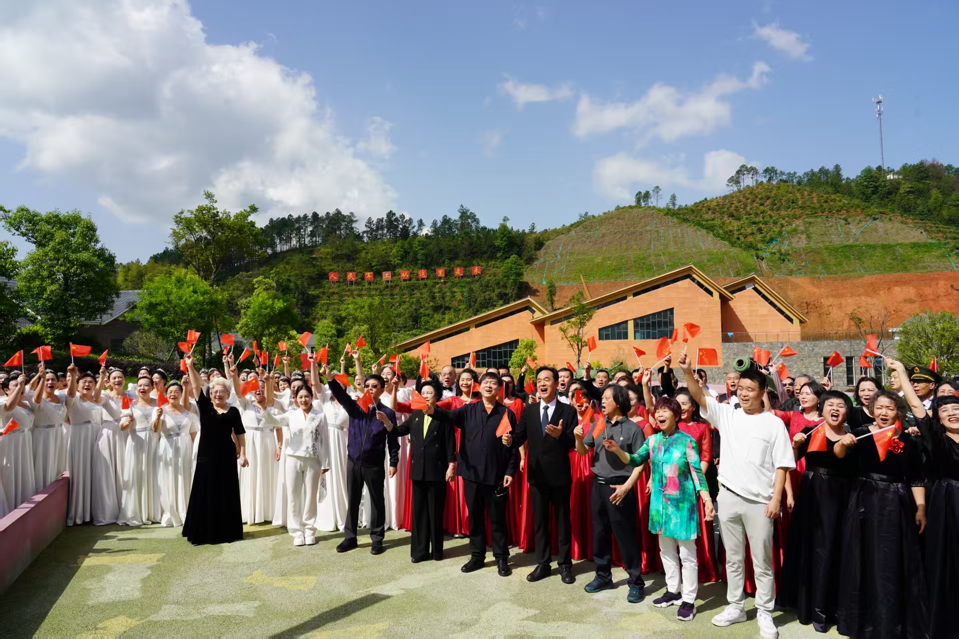 深圳社会组织在军工摇篮村唱响“映山红合唱季•官田之声”