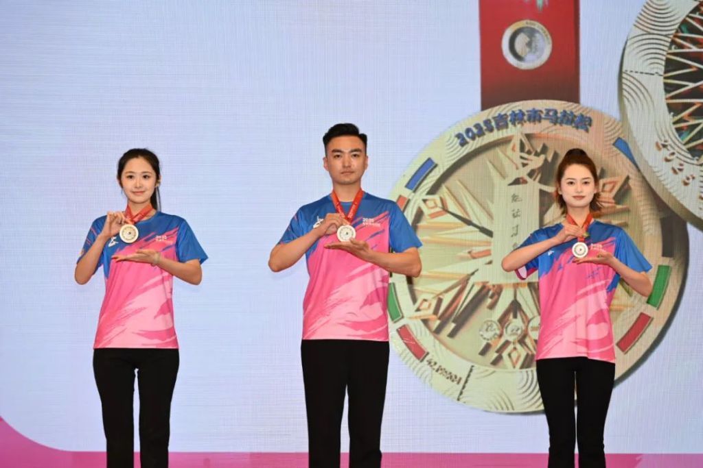 吉林市马拉松参赛服及奖牌。微信公众号“吉林市发布”图