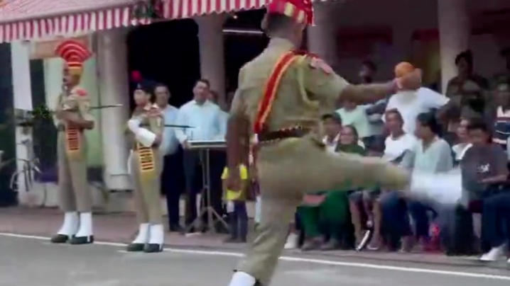 宣布停火后，印巴恢复边境联合降旗仪式，该传统象征着形式上的和平共处